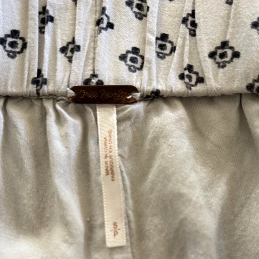 Free People High Waist Patterned Gray Shorts
Fully lined Stretchy waist.Packets. - Picture 5 of 5